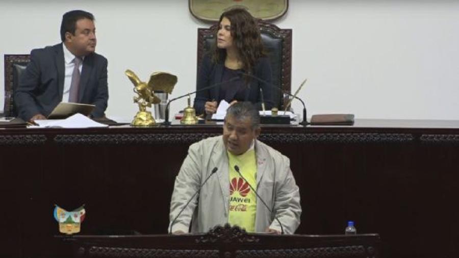 Diputado llega al congreso con playera del América; “ganó papá” dice en FB