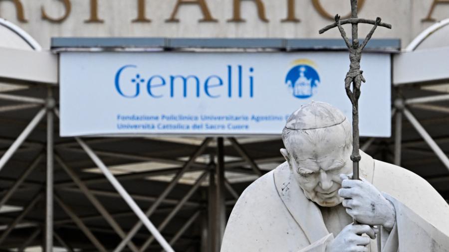 El papa Francisco continúa en estado 'crítico', pero 'estable'