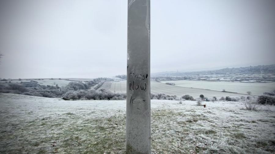 Encuentran nuevo monolito metálico con mensaje en Inglaterra