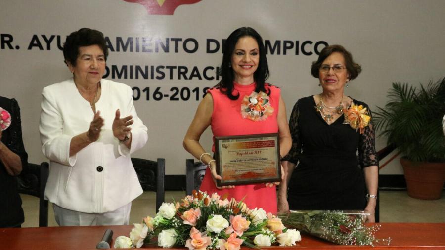 Alcaldesa encabeza entrega del Premio "La Mujer del Año 2017