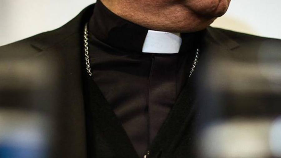 Dan 75 años de cárcel a sacerdote por abusar sexualmente de 3 adolescentes