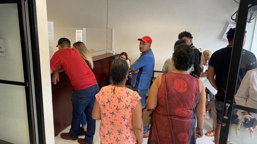 Trabajan oficinas de gobierno con guardias