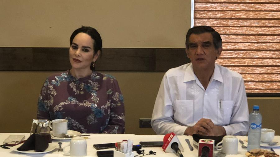 Se reúne Carmen Lilia Canturosas con el Senador Américo Villarreal en Nuevo Laredo 