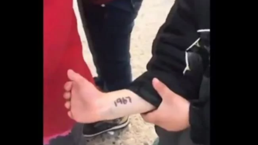 Marcan a migrantes con números en el brazo