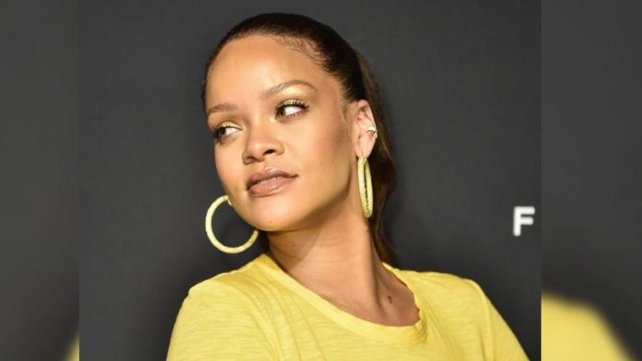 Rihanna vuelve a usar pomposo vestido amarillo 