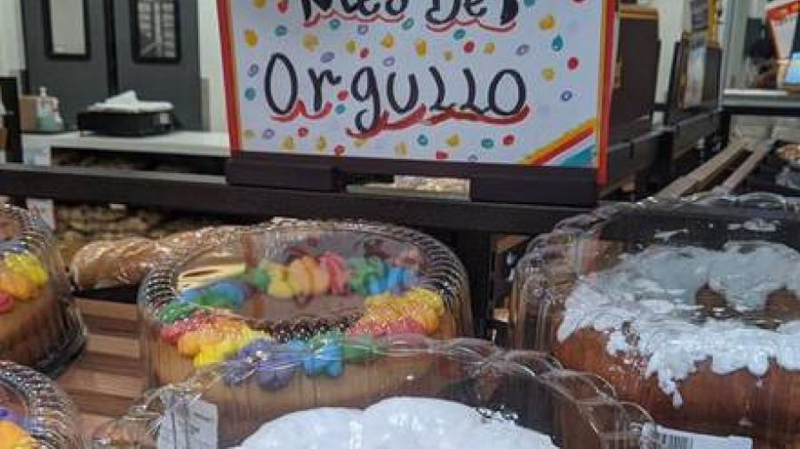 Critican a Walmart por celebrar el Mes del Orgullo LGBT+ con rosca glaseada