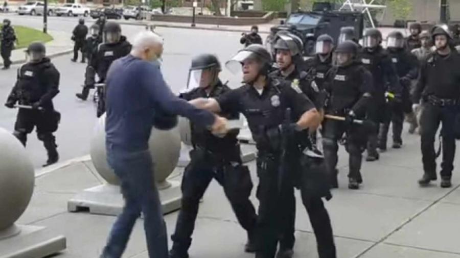 El manifestante de Buffalo empujado por la policía podría ser un provocador ANTIFA: Trump