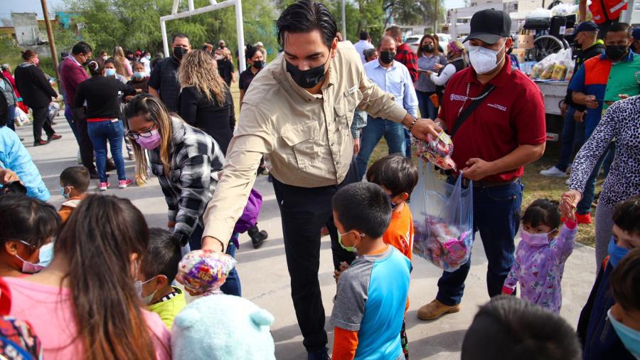 Acompañan dependencias municipales, Sistema DIF y COMAPA, al presidente en recorrido de colonias 
