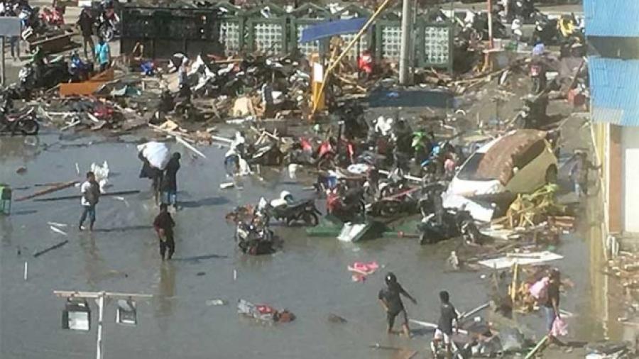 832 muertos por sismo y tsunami en Indonesia