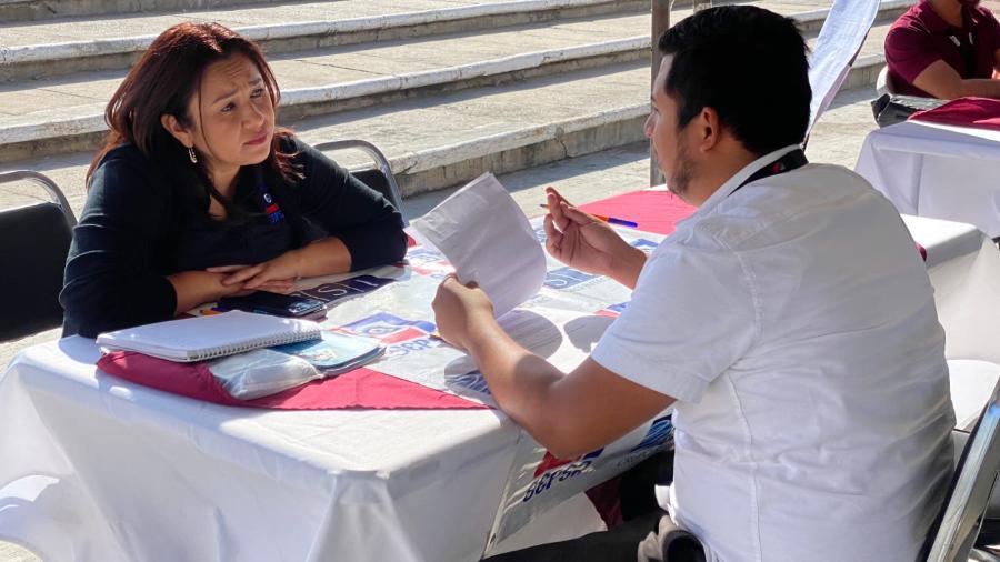 Responden ciudadanos a Feria de Empleo en plaza de la Mujer