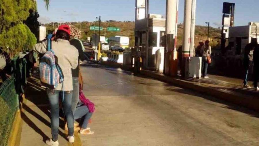 Toman caseta de Huitzo normalistas de Ayotzinapa y Oaxaca