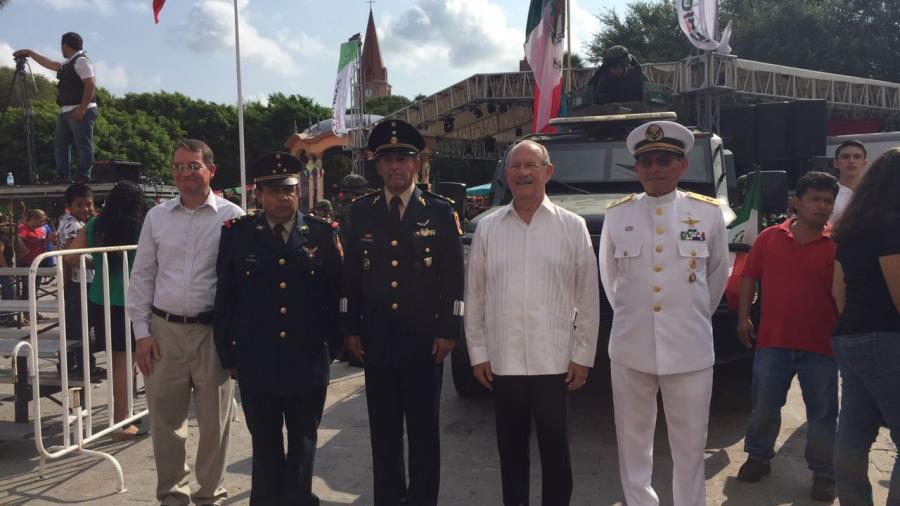 Matamorenses disfrutan desfile militar