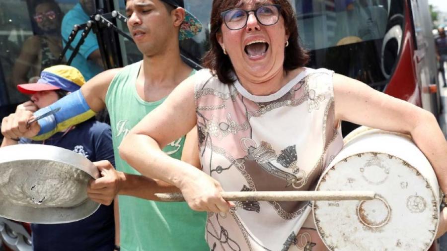 Cientos de personas protestan por apagones en Venezuela
