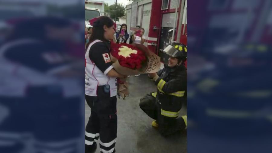 Bombero le pide matrimonio a su  novia de manera original
