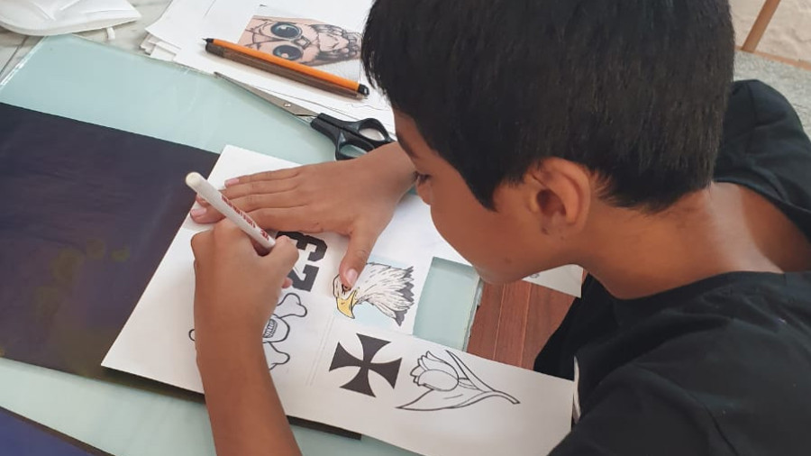 Apenas unos ni&ntilde;os y ya practican para tatuar
