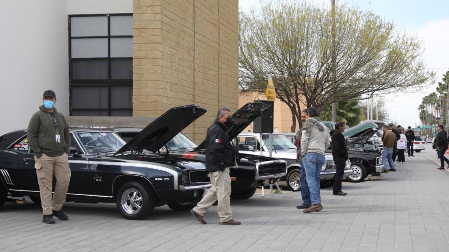 Recuerdan a Carlos Cantú Rosas con exposición de autos antiguos