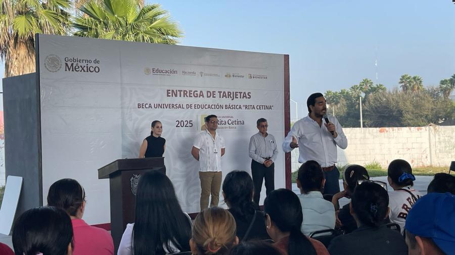 Entregan tarjetas beca `Rita Cetina´ a estudiantes de secundarias