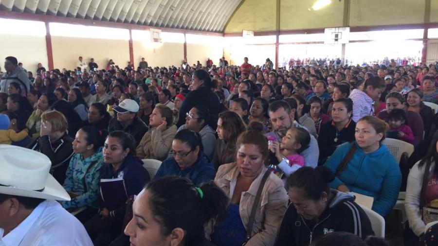 Respaldo a la educación con entrega de becas escolares
