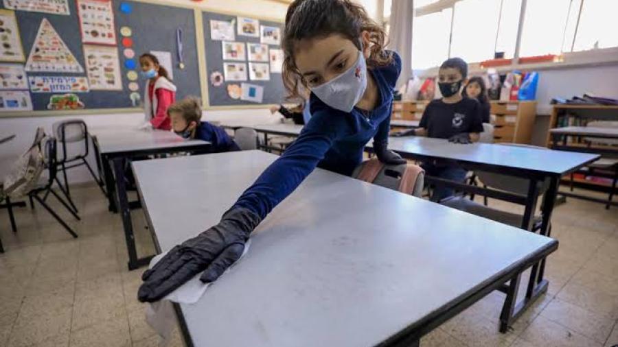 Biden aumenta pruebas de COVID-19 en escuelas para evitar cierres