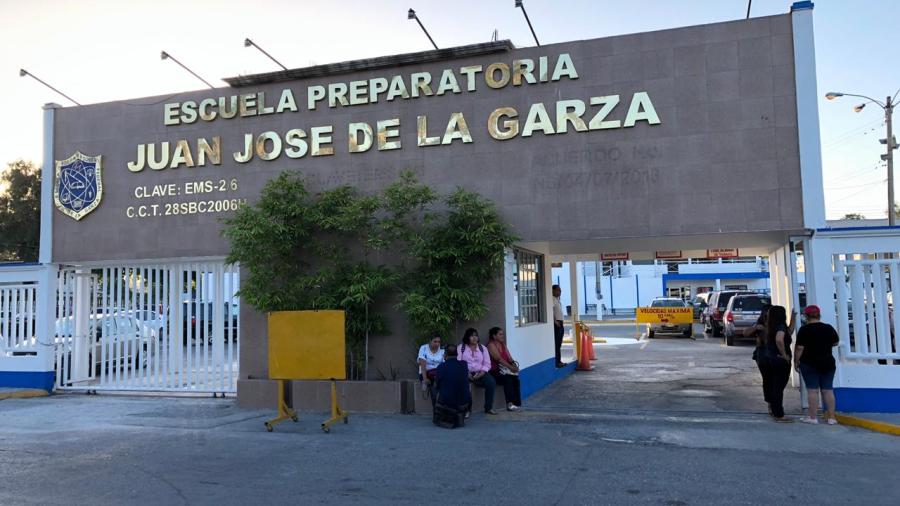 Padres de familia confrontan a director de la Juan José de la Garza
