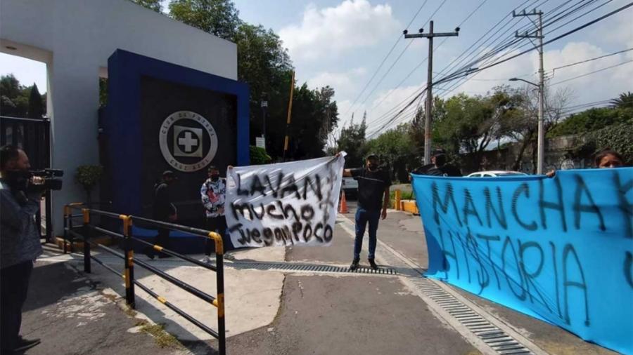 Afición del Cruz Azul protesta por humillación ante el América