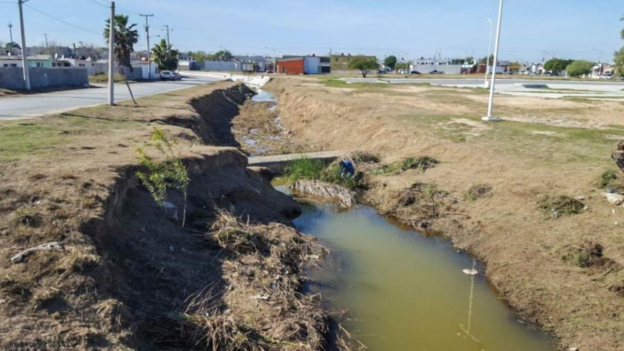 Limpian canales y arroyos de la ciudad