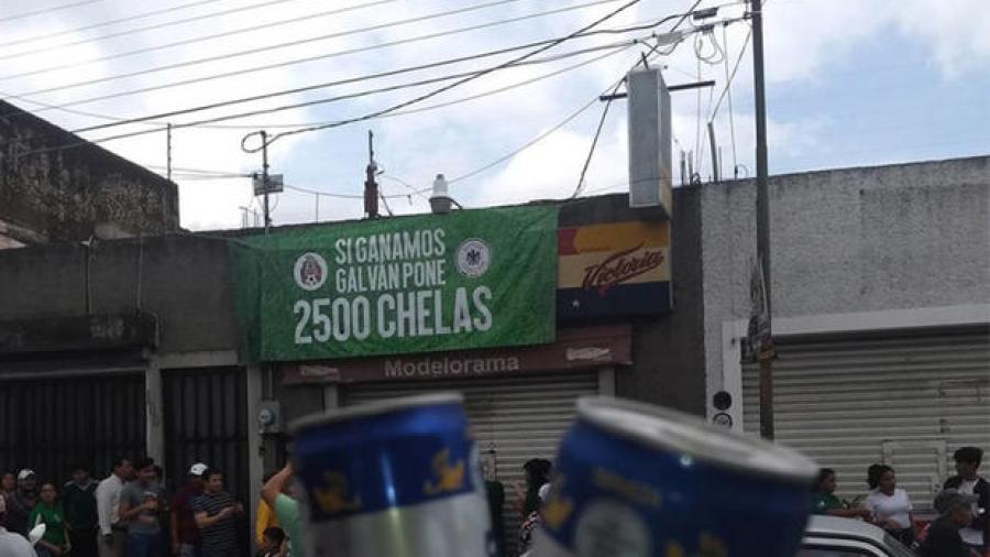 Prometió 2 mil 500 “chelas” ¡y cumplió!