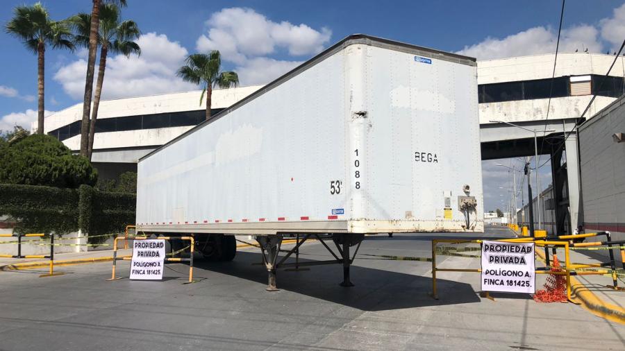 Bloquean acceso a LG, reclaman predio