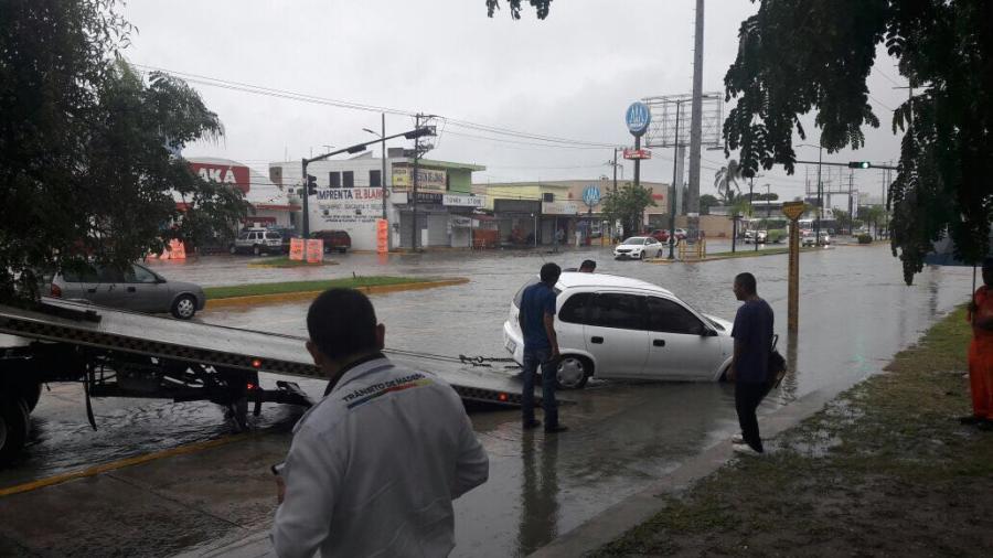Cae carro a canal arrastrando por la corriente