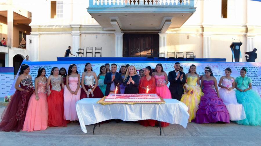 Festeja Alma Laura Amparán a quinceañeras en el sector Miramar