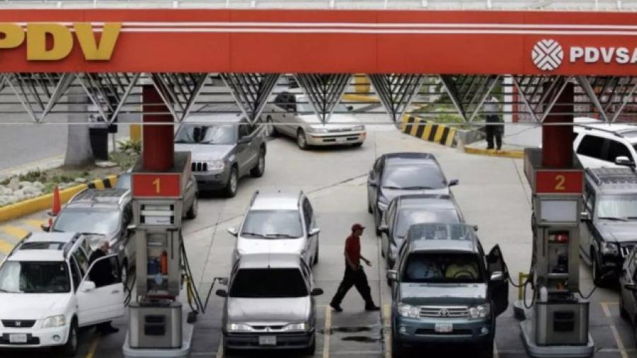 Largas filas en Venezuela para conseguir gasolina