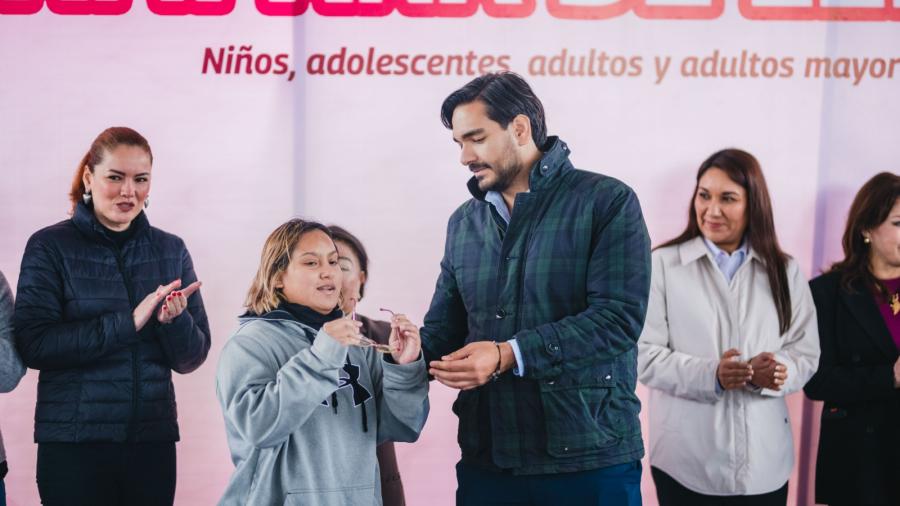 Alcalde Carlos Peña Ortiz apoya a familias con campaña de lentes 