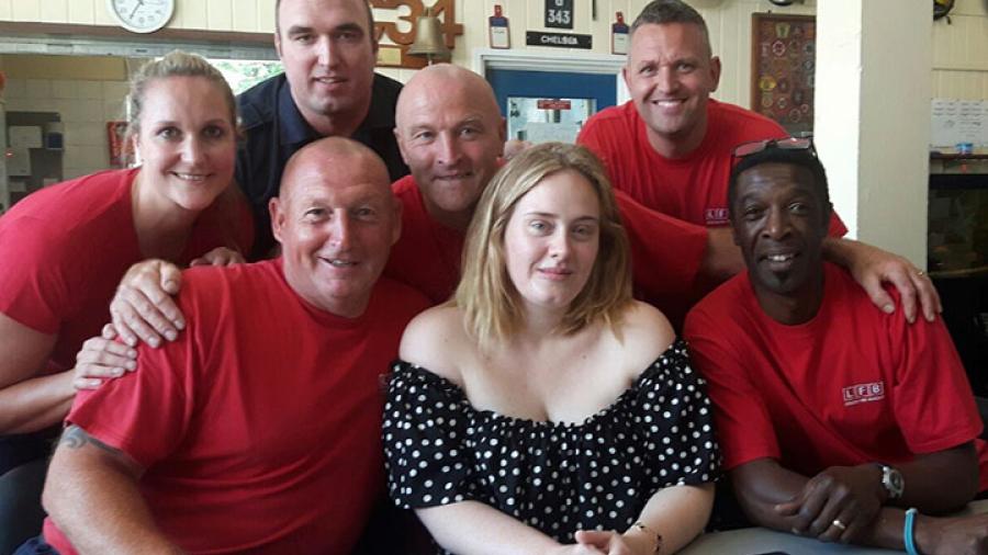 Adele visita a bomberos de Londres después de incendio
