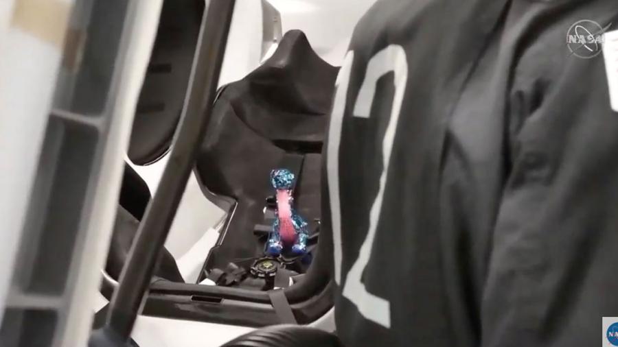 ¡Un polizonte! Se filtra un dinosaurio de peluche en la misión de SpaceX 
