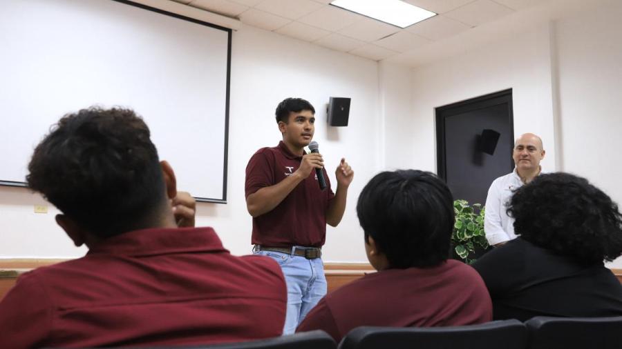 Reciben estudiantes de la UTTN taller de crecimiento personal y equilibrio emocional
