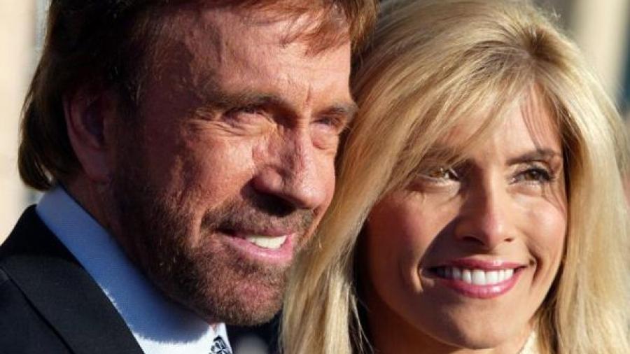 Chuck Norris se retira para cuidar a su esposa