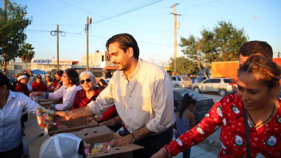 Convivió Carlos Peña Ortiz con niños y familias de San Valentín 
