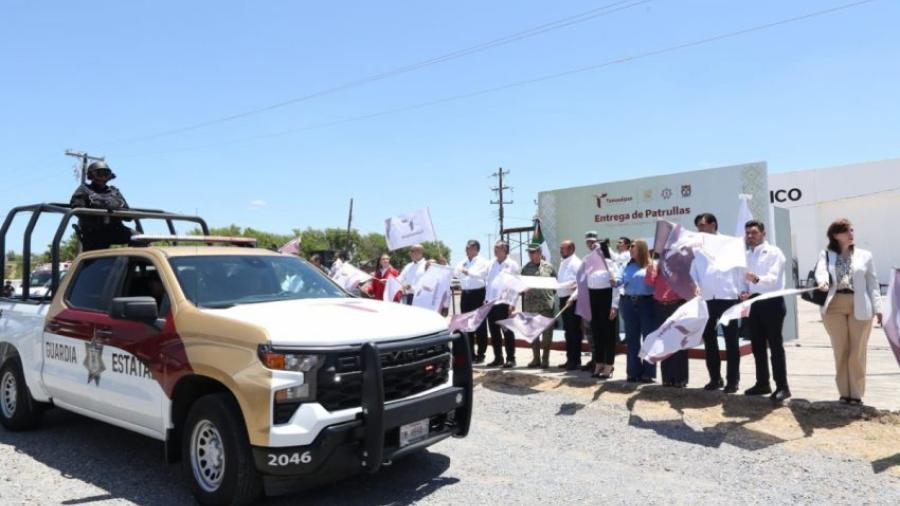 Entrega gobernador de Tamaulipas nuevos vehículos para seguridad pública