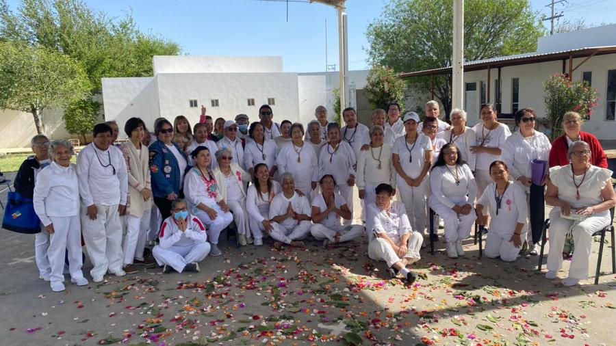 Casa Club del Adulto Mayor celebra llegada de la primavera con práctica de yoga