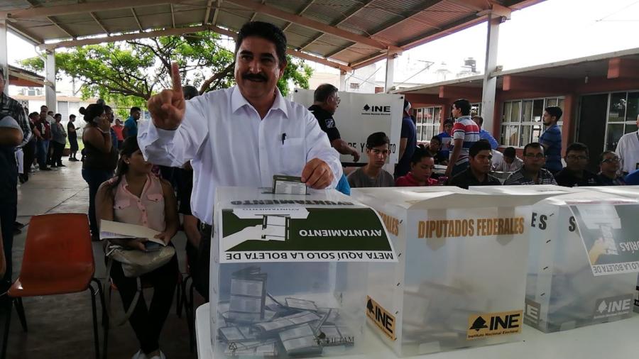 Emite su voto el candidato del PRI, Julio César Barrientos 