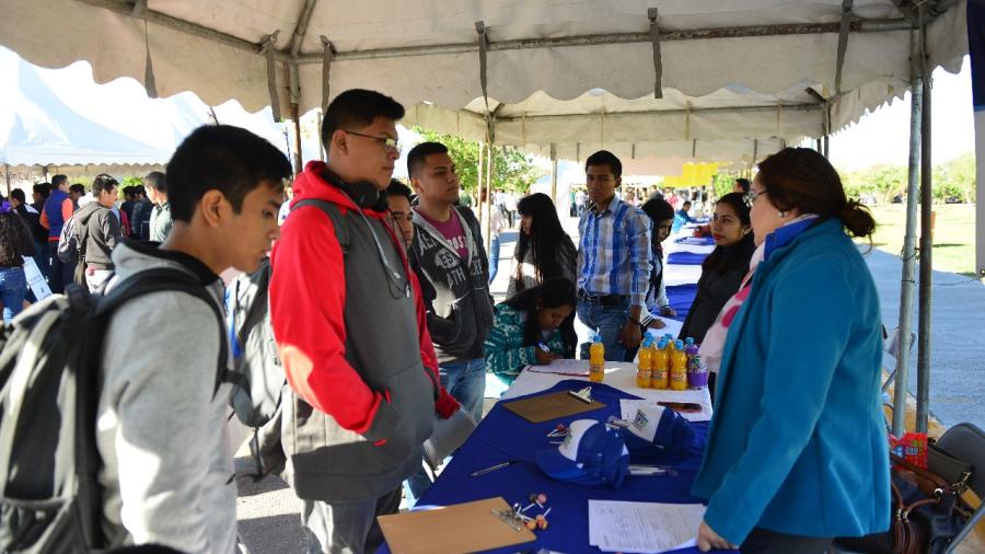 Acercan a estudiantes de UT módulo con ofertas de empleo