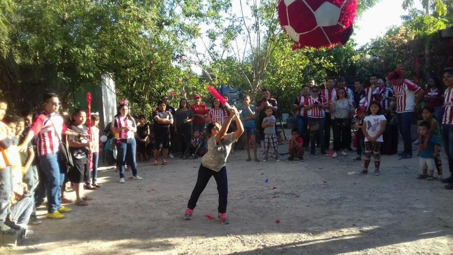 Aficionados de las Chivas entregan juguetes en Matamoros 