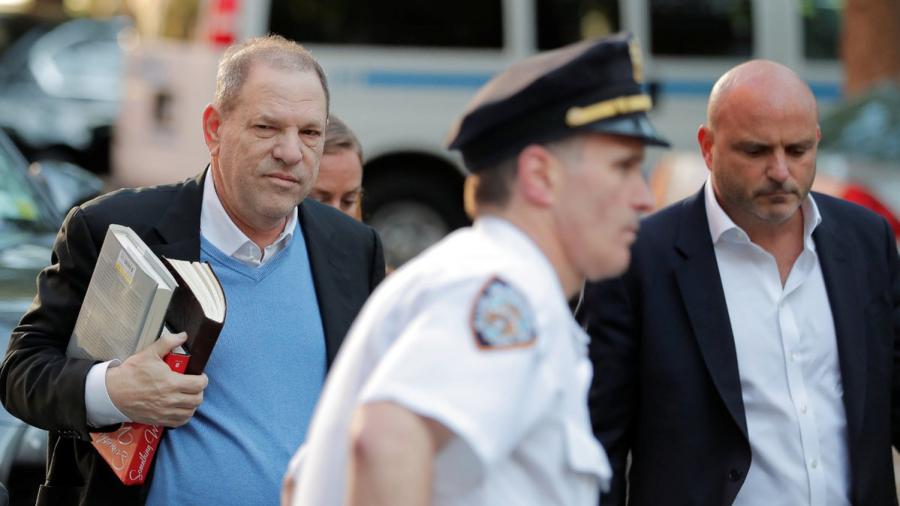 Harvey Weinstein se entrega a la policía