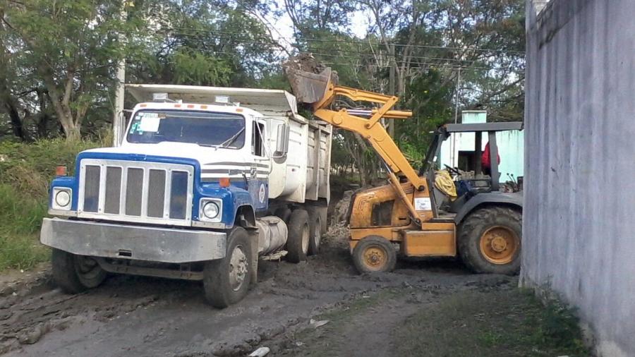 Ayuntamiento realiza mantenimiento a drenes para evitar estancamientos