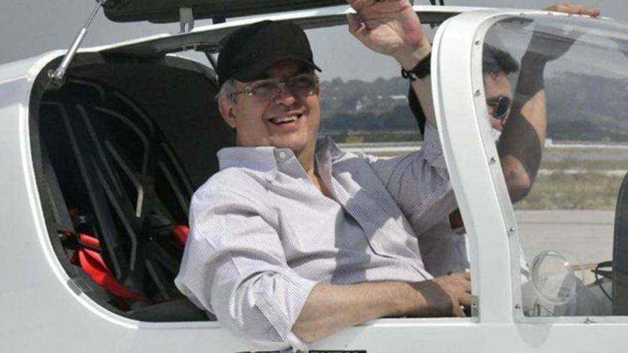 Marcelo Ebrard prueba Halcón II, aeronave hecha en México 