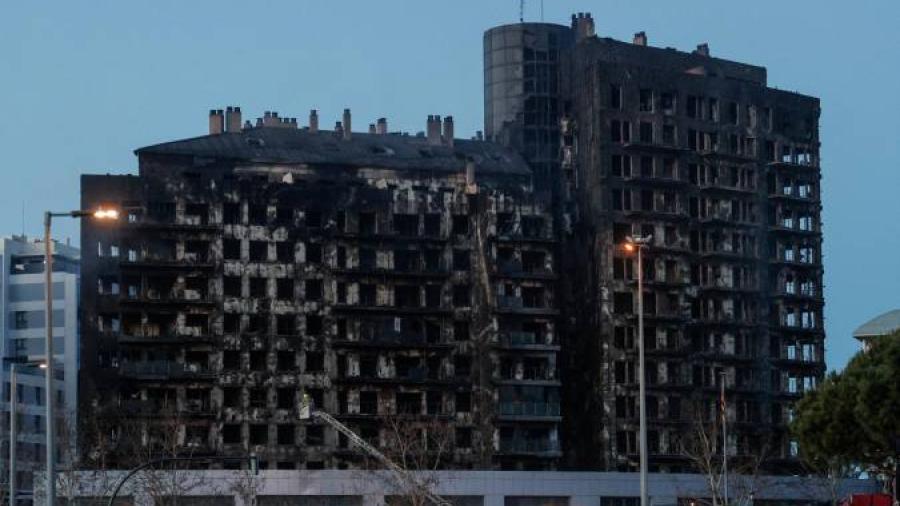 Sube a 10 el número de muertos en el incendio de un edificio en Valencia