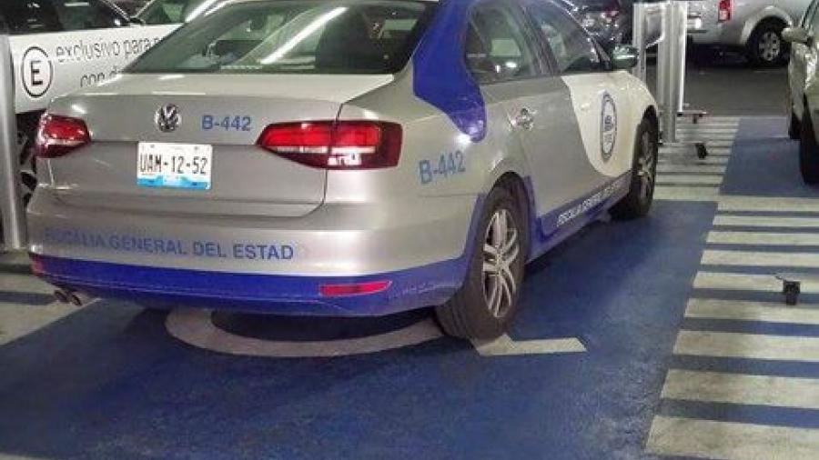 Utiliza auto oficial de Puebla cajón de discapacitados