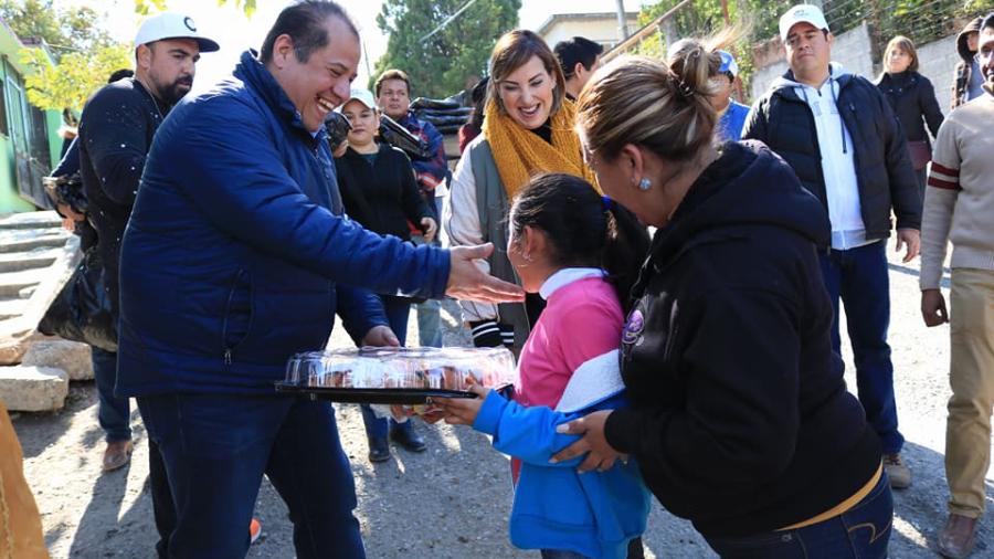 Entrega Ayuntamiento y DIF Victoria roscas y juguetes a familias