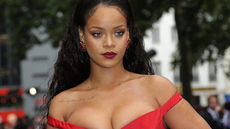Rihanna con vestido rojo y un gran escote
