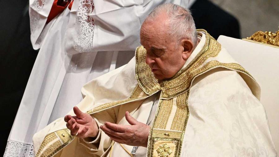 El papa Francisco pide no perder esperanza en tiempos de guerra en la Vigilia Pascual